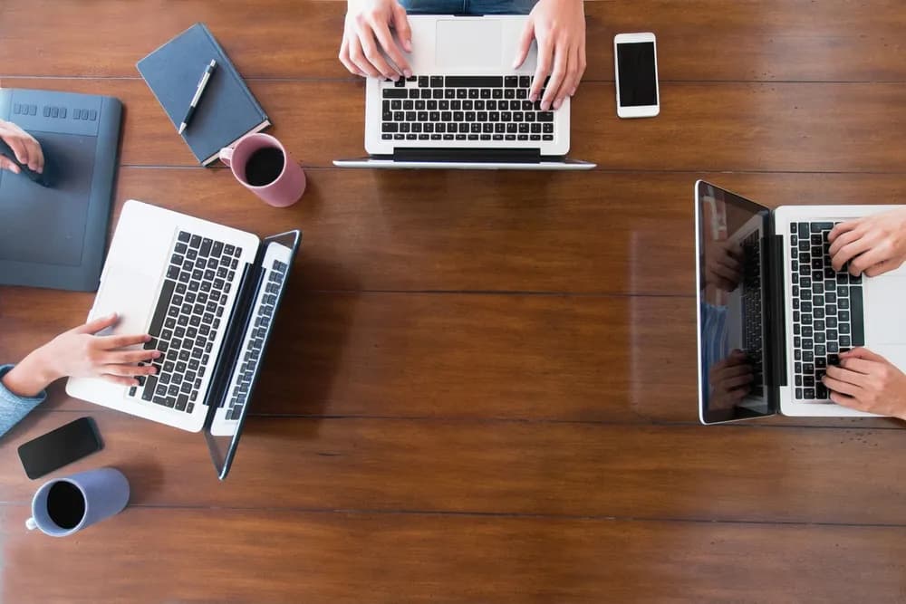 Sua empresa deve dar aos funcionários um telefone corporativo?