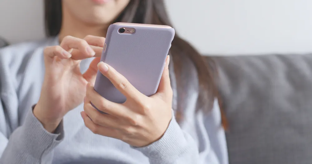 mulher usando um smartphone