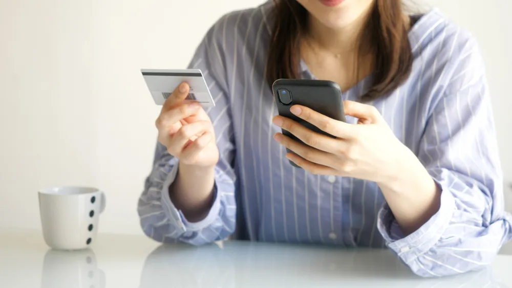 mulher comprando um celular recondicionado na Amazon