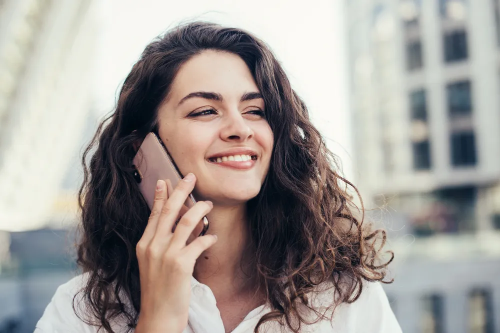 mulher falando ao celular na cidade