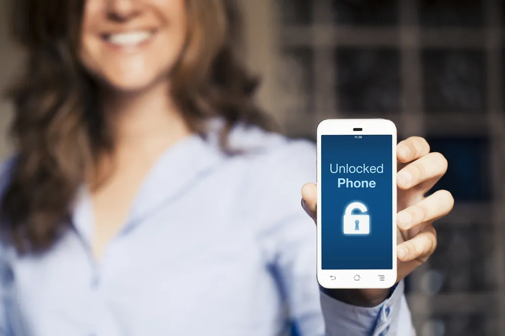 mulheres segurando um celular desbloqueado