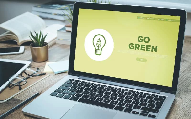Laptop com uma tela que diz “Go Green”