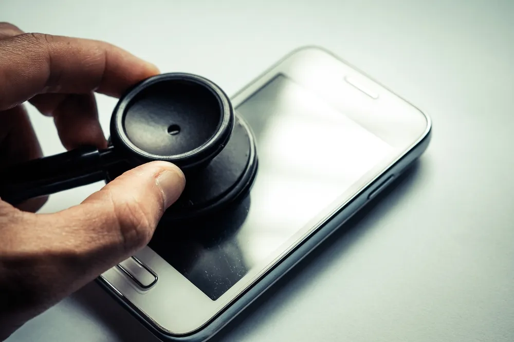 estetoscópio ouvindo um iPhone