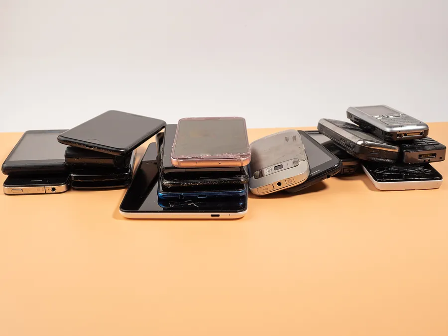 pilha de iPhones usados