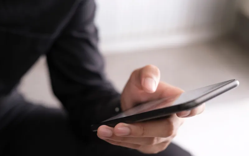 pessoa que usa um celular Google Pixel usado