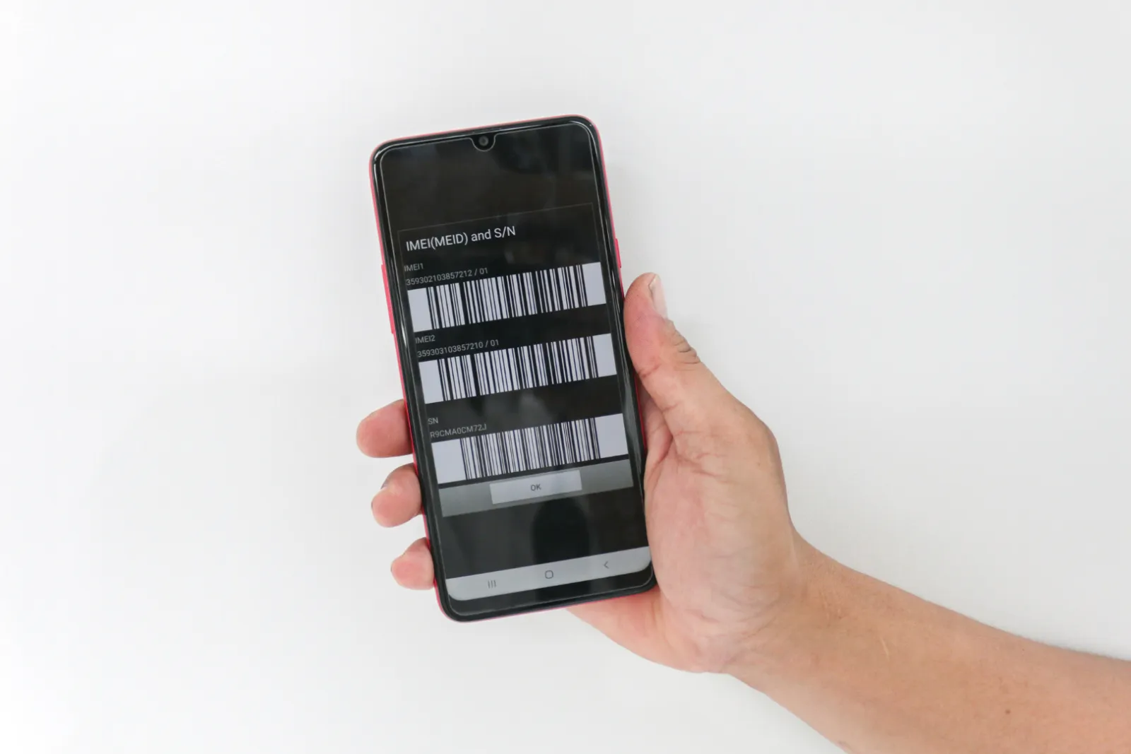 Celular exibindo os números IMEI