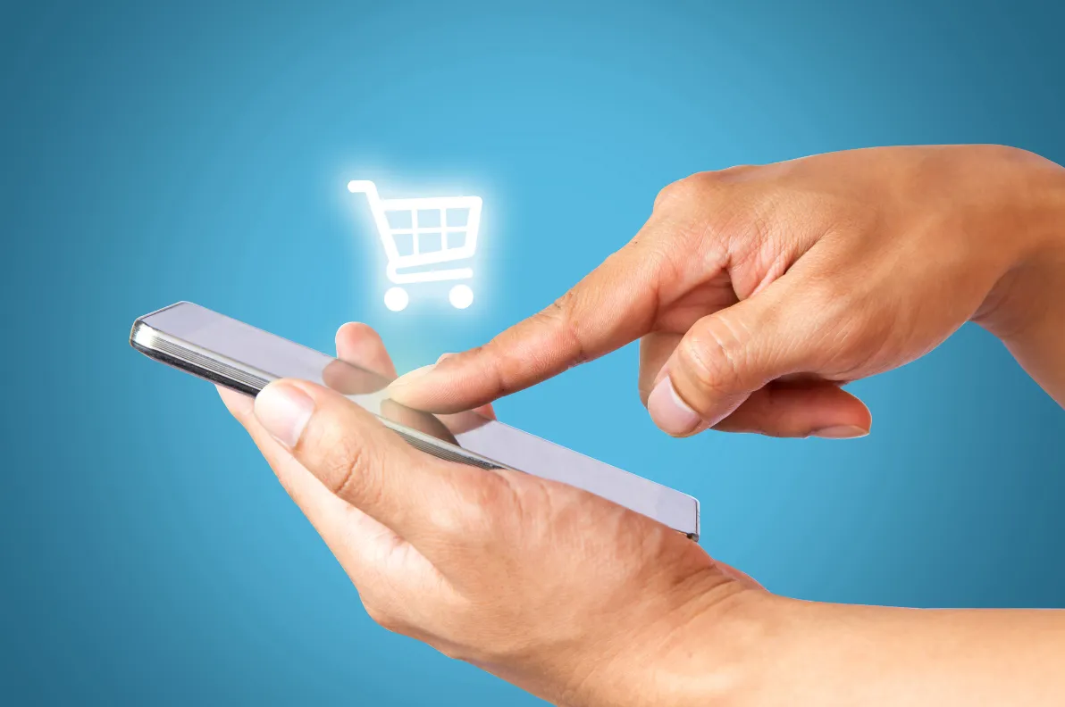 pessoa que está comprando um iPhone usado