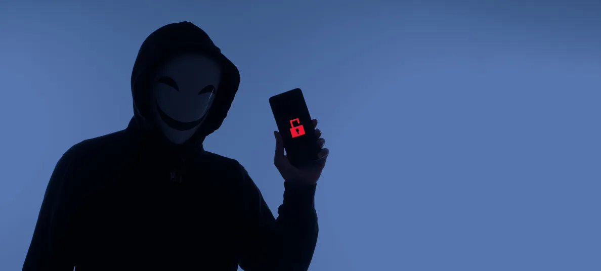 Hacker segurando um celular