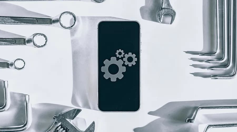 Imagem de um celular com ferramentas