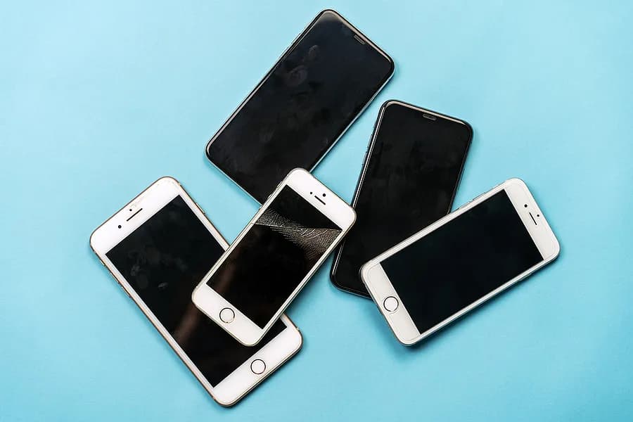iPhones antigos em um fundo azul