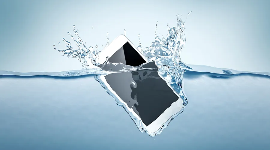 Celular submerso na água.