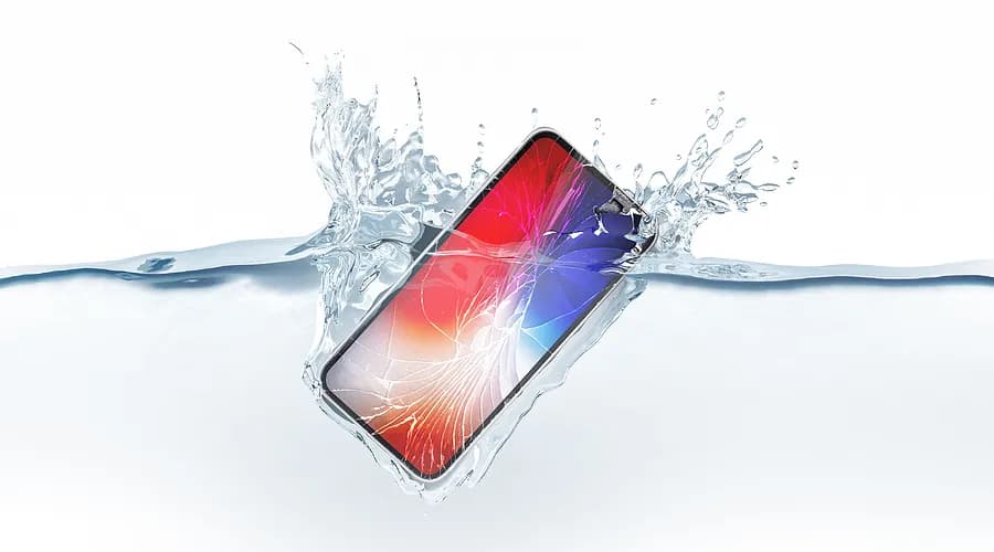 Celular parcialmente submerso na água