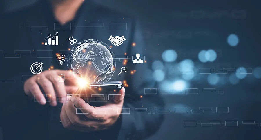 Empresário usando um smartphone com ícones digitais que representam dados, segurança e conectividade global.