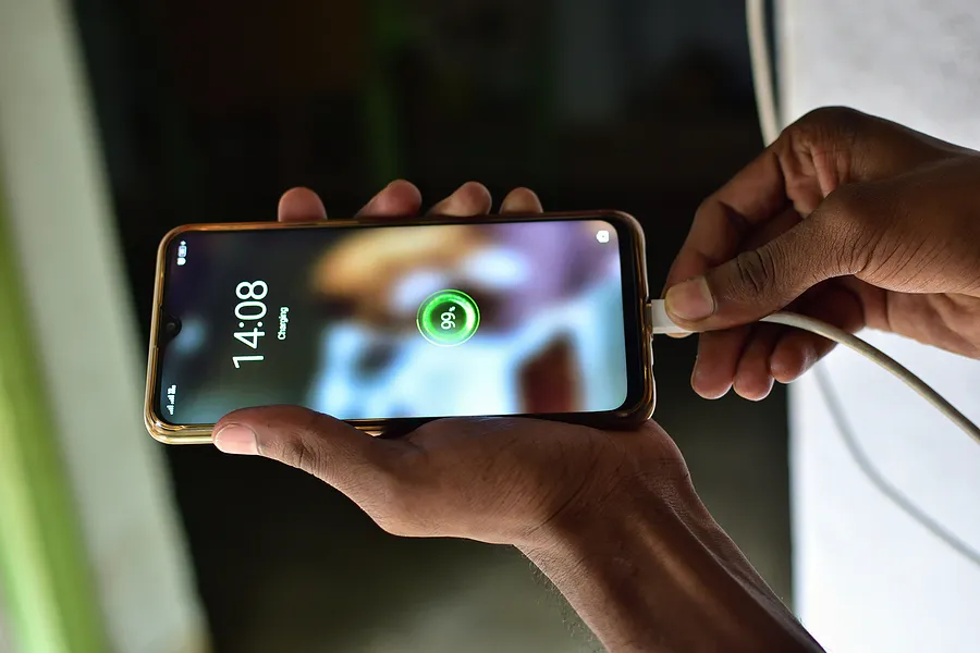 pessoa conectando um smartphone a um carregador