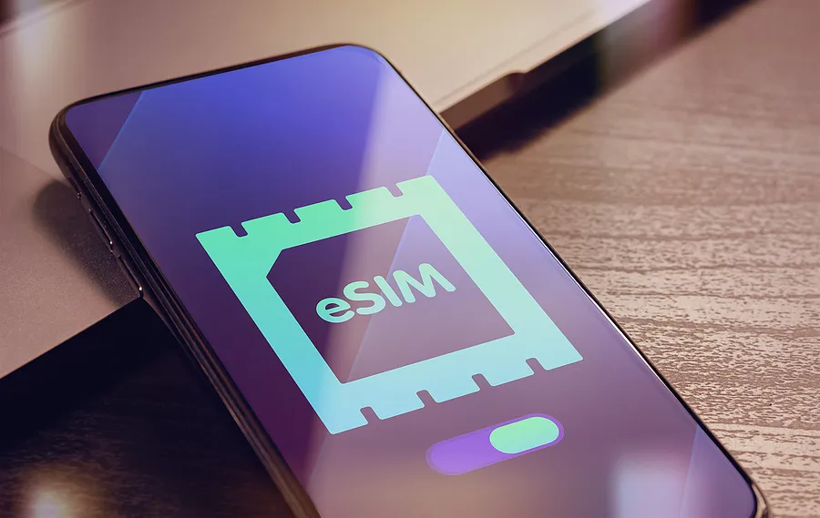 Um smartphone exibindo um ícone de eSIM na tela