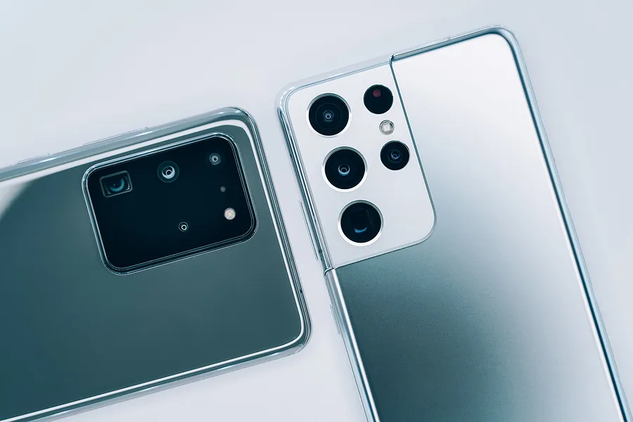 Dois smartphones Samsung Galaxy dispostos com a tela voltada para baixo, destacando os módulos das câmeras traseiras e as diferenças de design ao trocar por um novo modelo Galaxy em 2026.